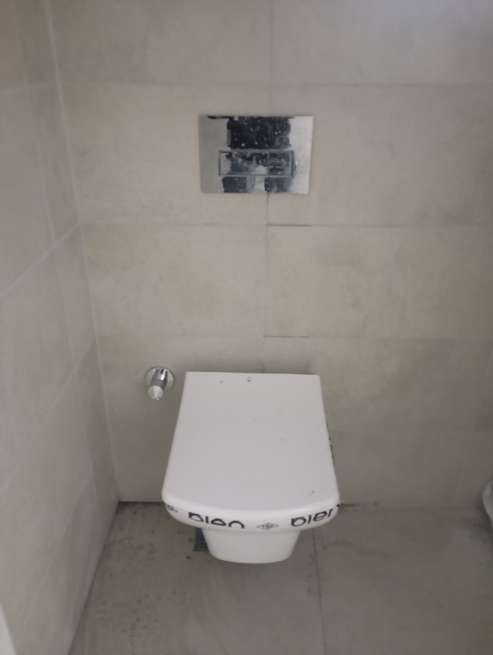 Gömme rezervuarlı asma klozet ve çift kademeli kumanda paneli