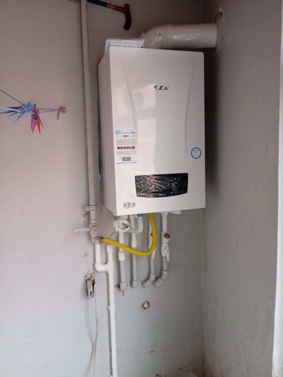 Duvara monte kombi ve su ile doğalgaz tesisatı bağlantıları